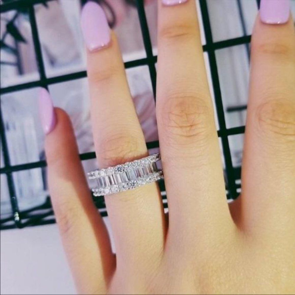 NEW 18K GOLD BAGUETTE ROUND DIAMOND ETERNITY RING - Picture 2 of 7